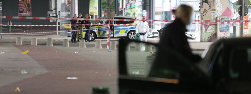 Die Polizei sichert in der Bielefelder Innenstadt Spuren. Hier soll ein Mann mehrere Menschen in der Nacht verletzt haben.  - Foto: Christian Müller/Christian Müller TV/dpa