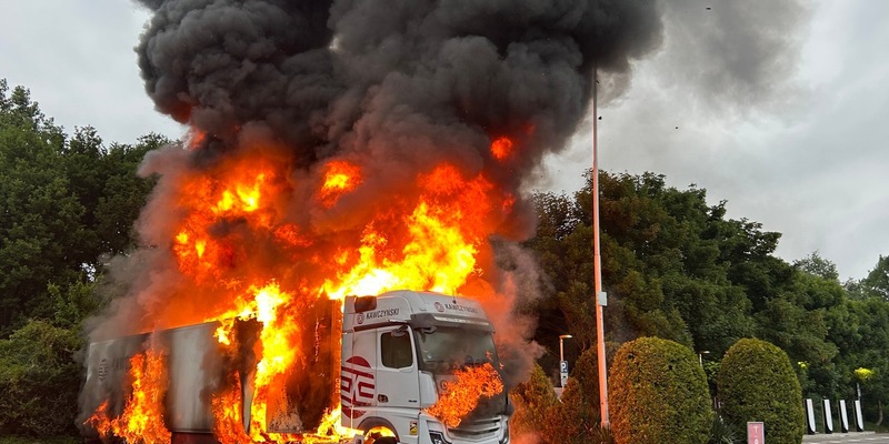 FW Moers: LKW und Kleintransporter brennen auf Hotelparkplatz / Stadtteil und Hotel ohne Strom - Foto: presseportal.de