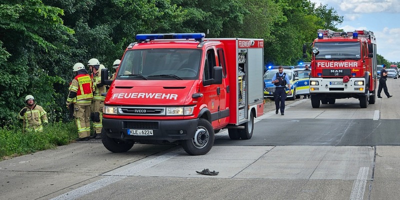 Feuerwehr Goch: Schwerer Verkehrsunfall auf der A 57: Ein Fahrzeug in Flammen, 4 Personen verletzt - Foto: presseportal.de