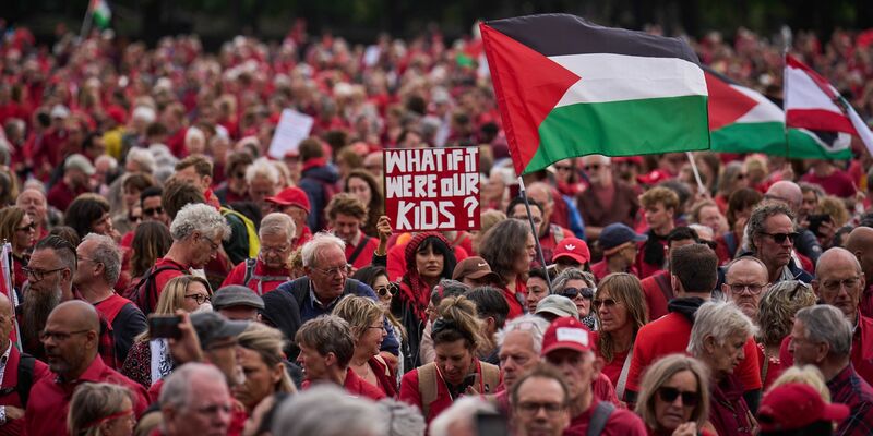 Zehntausende Niederländer verlangen von ihrer Regierung einen schärferen Kurs gegenüber Israel. - Foto: Phil Nijhuis/ANP/dpa