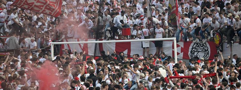 Köln feiert den Aufstieg. - Foto: Anke Waelischmiller/dpa