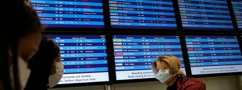 Bis zum Nachmittag wurden bereits mehrere Abflüge gestrichen, darunter Verbindungen nach Toulouse, Tunis und Palma de Mallorca. - Foto: Christophe Ena/AP/dpa