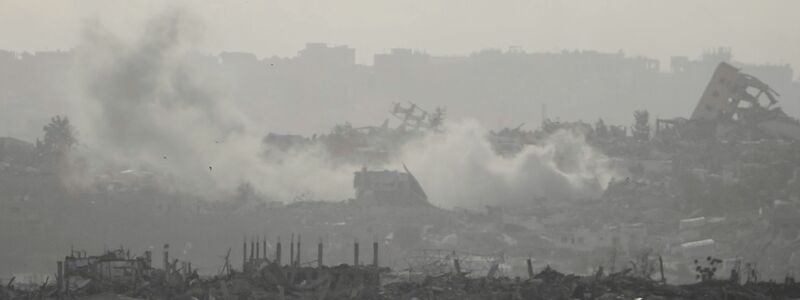 Israels Armee hat auch eine großangelegte Bodenoffensive in Gaza gestartet.   - Foto: Ariel Schalit/AP/dpa