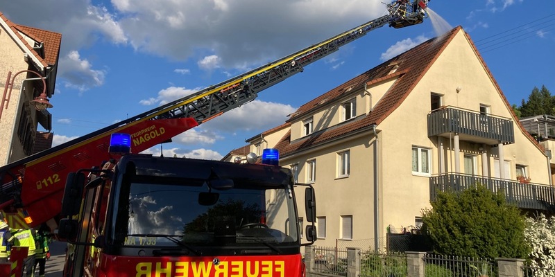 KFV-CW: Feuerwehr kann Ausbreiten eines Dachstuhlbrandes verhindern / Keine Verletzten / 300.000 Euro Sachschaden - Foto: presseportal.de