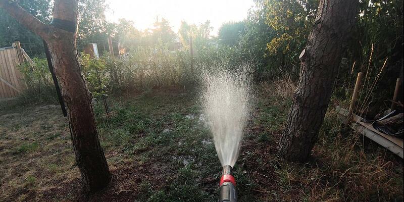 Rasen wird mit Wasser besprengt (Archiv) - Foto: über dts Nachrichtenagentur