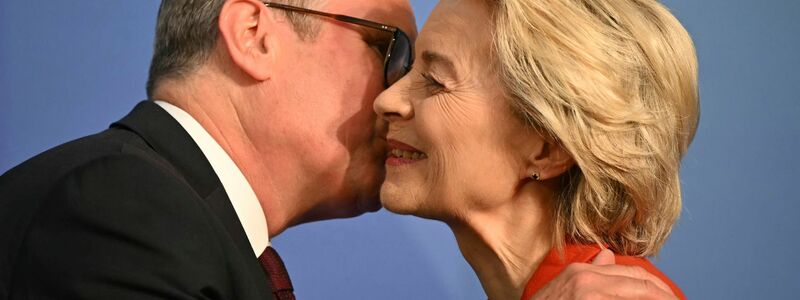 Die Chemie zwischen dem britischen Premier Keir Starmer und EU-Kommissionschefin von der Leyen stimmt schon mal. (Archivbild) - Foto: Justin Tallis/Pool AFP via AP/dpa