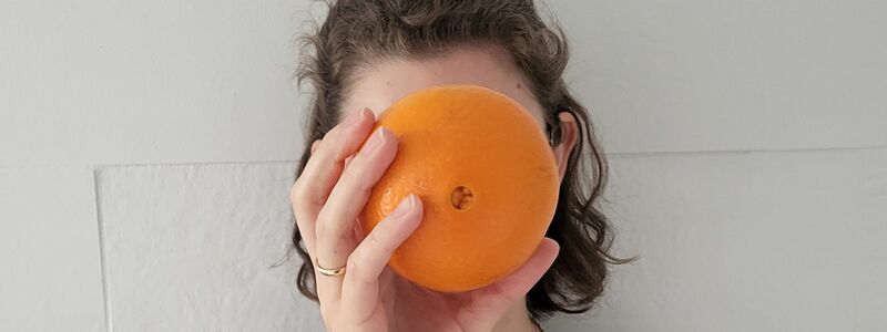 Mara kann keine Orangen essen und nicht einmal Orangensaft mit Fruchtfleisch trinken. Reiner Saft ist für sie aber kein Problem.  - Foto: Privat/dpa