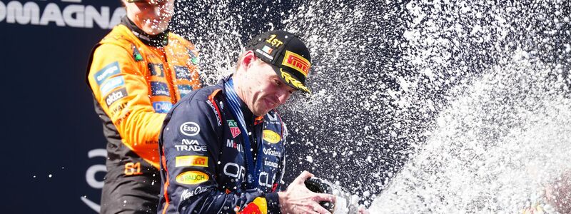 Max Verstappen (vorn) lieferte in Imola eine Lehrstunde für Oscar Piastri. - Foto: David Davies/PA Wire/dpa