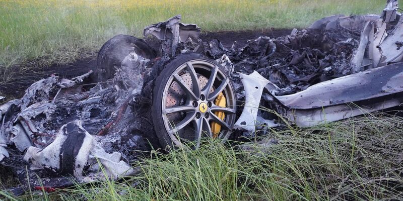 Abseits der Autobahn wurde das Autowrack gelöscht.  - Foto: Reinert/swd-medien /dpa