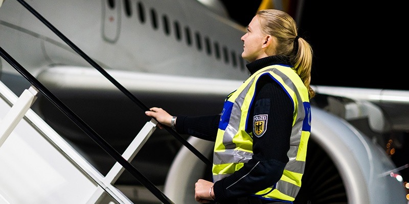 BPOL NRW: Bundespolizei stellt 2 Schleuser und führt 5 Personen nach Belgien zurück - Zudem werden 2 Personen mit gefälschten Dokumenten in ihre Heimat rückgeführt - Foto: presseportal.de