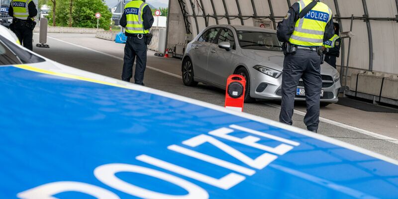 Laut Gewerkschaft der Polizei sind die verstärkten Kontrollen nicht lange zu schaffen. (Archivbild) - Foto: Peter Kneffel/dpa