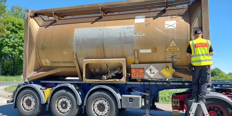 POL-RZ: Beamte kontrollieren Gefahrguttransporte - Foto: presseportal.de