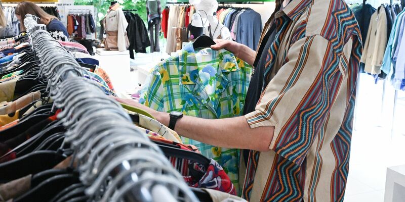 Klamotten in einem Second-Hand-Laden. Im Internet zieht der Verkauf von Ware aus zweiter Hand deutlich an.  - Foto: Bernd Weißbrod/dpa