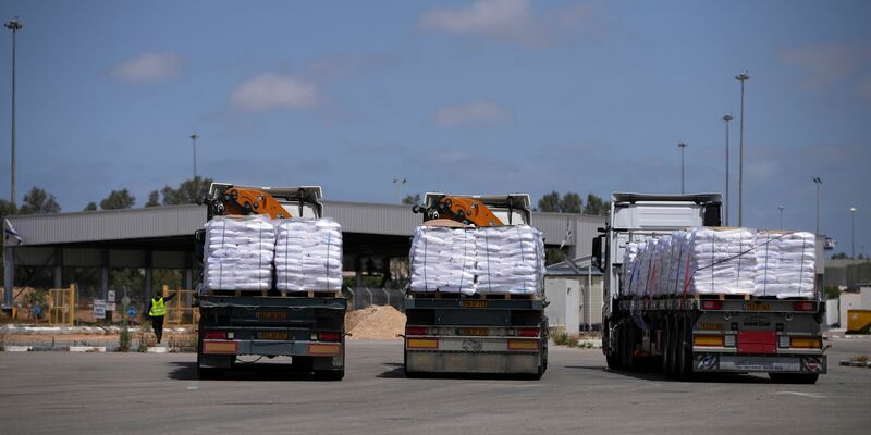 Israel lässt auch weiterhin nur wenige Hilfslieferungen in den Gazastreifen zu - und sieht sich deswegen mit immer lauterer Kritik konfrontiert. - Foto: Ohad Zwigenberg/AP/dpa