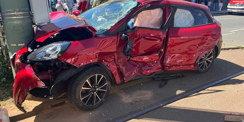 POL-DU: Alt-Hamborn: Auto kollidiert mit Straßenbahn - Mehrere Verletzte, Schaulustige behindern Rettungskräfte - Foto: presseportal.de