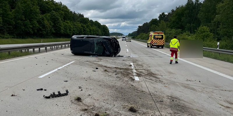 API-TH: VW überschlägt sich - vom Unfallverursacher fehlt jede Spur - Foto: presseportal.de