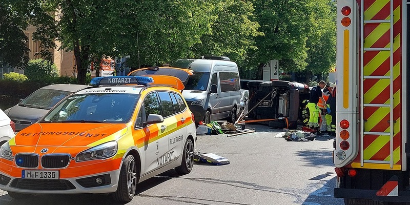 FW-M: Medizinischer Notfall führt zu Verkehrsunfall (Bogenhausen) - Foto: presseportal.de