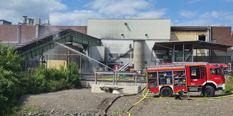 FW-AR: Brennendes Förderband beschäftigt Feuerwehr stundenlang - Foto: presseportal.de