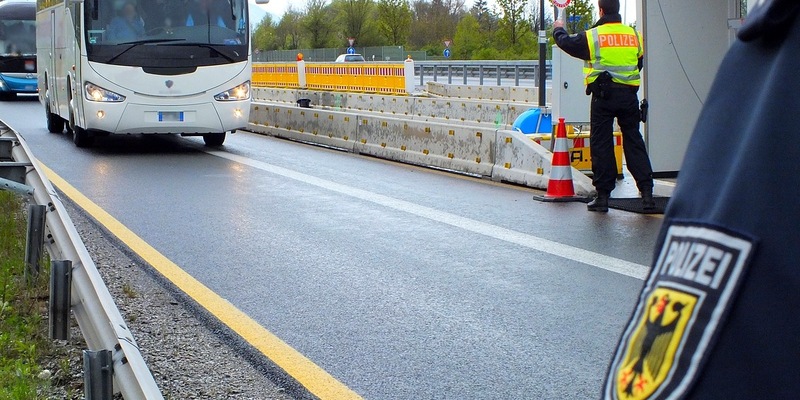 Bundespolizeidirektion München: Drei mutmaßliche Schleuser an Inntalautobahn gefasst / Bundespolizei nimmt Ukrainer, Italiener und eine Staatenlose vorläufig fest - Foto: presseportal.de