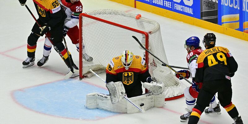 Dominik Kahun verpasste im ersten Drittel den Ausgleich gegen Weltmeister Tschechien. - Foto: Šimánek Vít/CTK/dpa