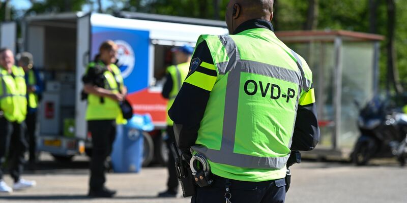 In dem geborgenen Auto wurden die Leichen der Kinder und des Vaters gefunden. - Foto: Lars Penning/dpa