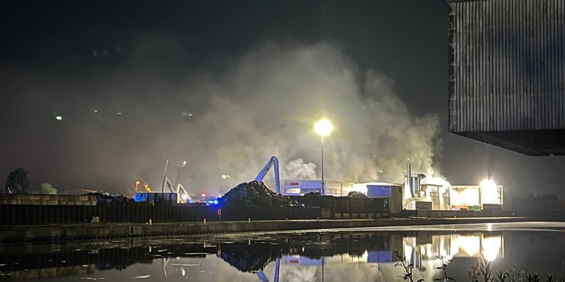 FW-DO: Nächtlicher Einsatz am Hafen - Brand in einer Recyclingmaschine sorgt für viel Rauch - Foto: presseportal.de