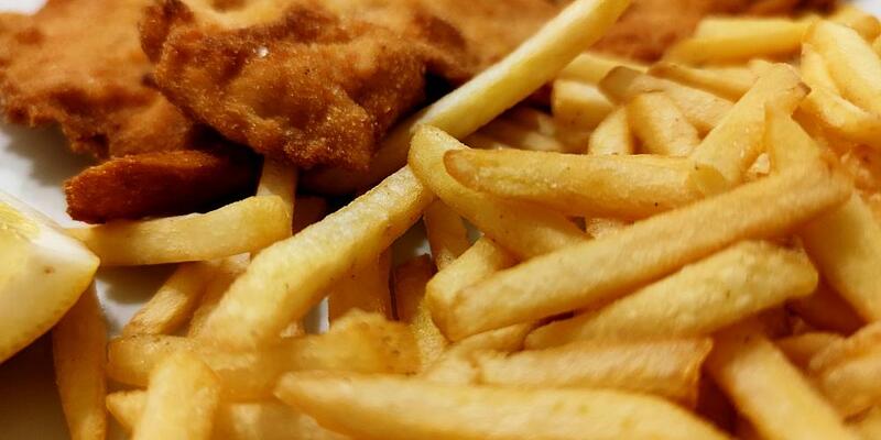 Pommes mit Wiener Schnitzel (Archiv) - Foto: über dts Nachrichtenagentur