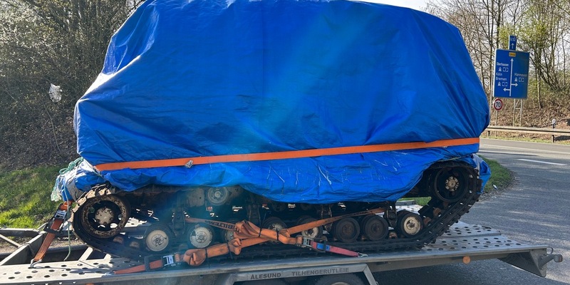 HZA-BI: Kettenfahrzeug aus dem Zweiten Weltkrieg auf der A2/Bielefelder Zoll stoppt Gespann ohne Zolldokumente - Foto: presseportal.de