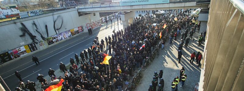 Demonstrationen von Rechtsextremisten waren zuletzt häufiger von Gegendemonstrationen begleitet. (Archivfoto) - Foto: -/dpa