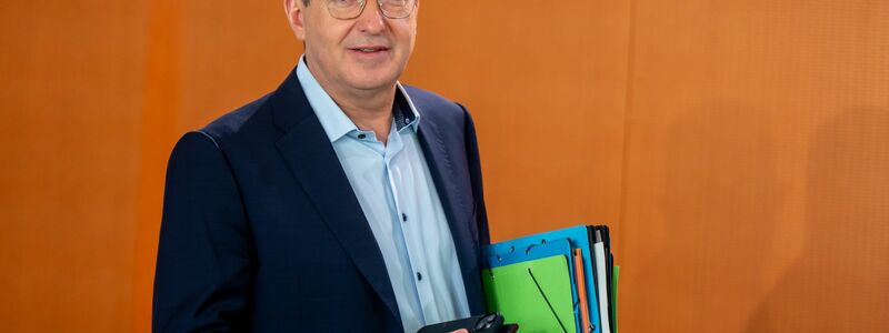Zum ersten Mal wird die Statistik zur politisch motivierten Kriminalität von Bundesinnenminister Alexander Dobrindt (CSU) vorgestellt. Erhoben wurden die Daten dafür vor seinem Amtsantritt. (Archivfoto) - Foto: Michael Kappeler/dpa
