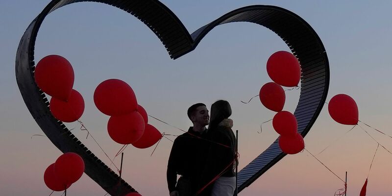 Kraft schöpfen viele junge Menschen aus Familie, Partnerschaft und persönlichen Lebenszielen. (Symbolbild) - Foto: Petros Karadjias/AP/dpa