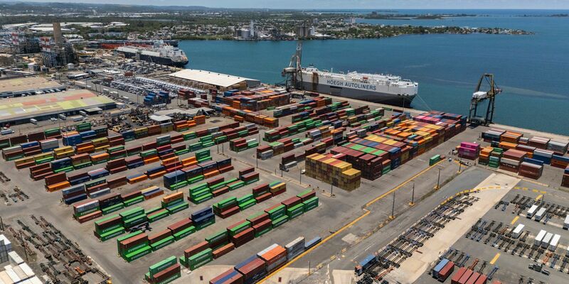 Auf Puerto Rico (USA) sind Container im Hafen von San Juan gestapelt.  - Foto: Alejandro Granadillo/AP/dpa