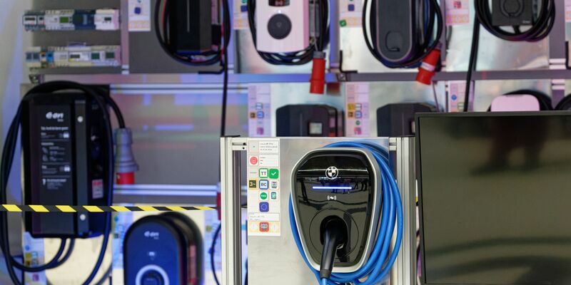 Die Bundesnetzagentur hat die elektrische Sicherheit von Wallboxen geprüft und festgestellt: Keine Gefahren für die Nutzerinnen und Nutzer. Auch die Funktechnik funktionierte. (Symbolbild) - Foto: Henning Kaiser/dpa