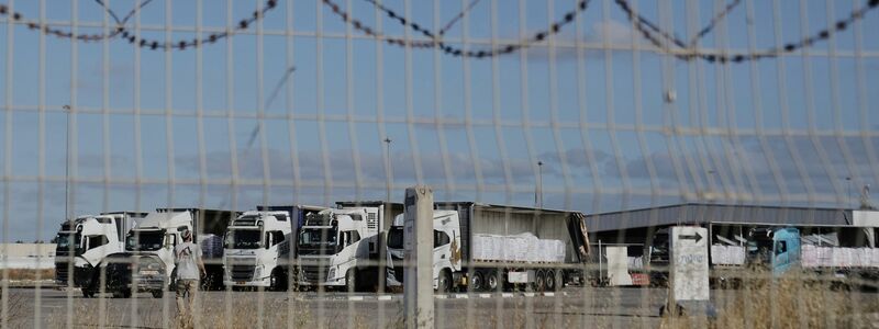 Am Montag waren erstmals seit fast drei Monaten wieder Hilfstransporte in den abgeriegelten Gazastreifen gelangt. - Foto: Maya Alleruzzo/AP/dpa