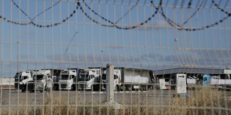Am Grenzübergang stehen tonnenweise Hilfsgüter bereit. - Foto: Maya Alleruzzo/AP/dpa