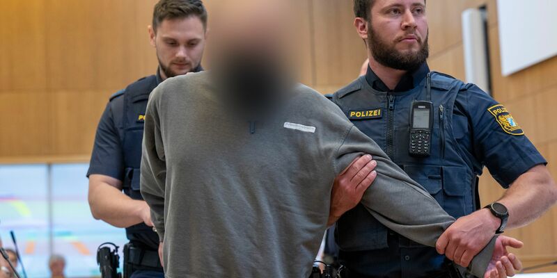 Die Angeklagten streiten die Vorwürfe ab. - Foto: Peter Kneffel/dpa