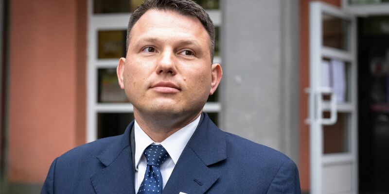 Der rechtsradikale polnische Präsidentschaftskandidat Slawomir Mentzen, der als Drittplatzierter nach der ersten Wahlrunde ausgeschieden ist, will Einfluss auf die Stichwahl nehmen. (Archivbild) - Foto: Tytus Zmijewski/PAP/dpa