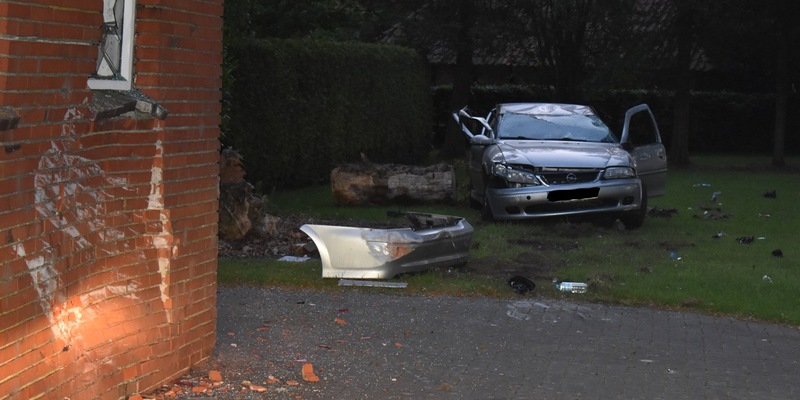 POL-OL: +++APEN/HENGSTFORDE: PKW kracht in Hauswand+++ - Foto: presseportal.de