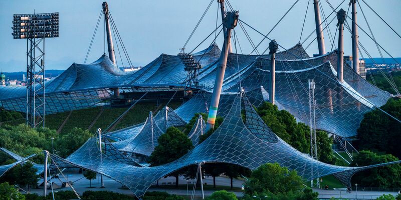 Das Olympiastadion in München wird derzeit für mehrere Hundert Millionen Euro saniert. - Foto: Peter Kneffel/dpa