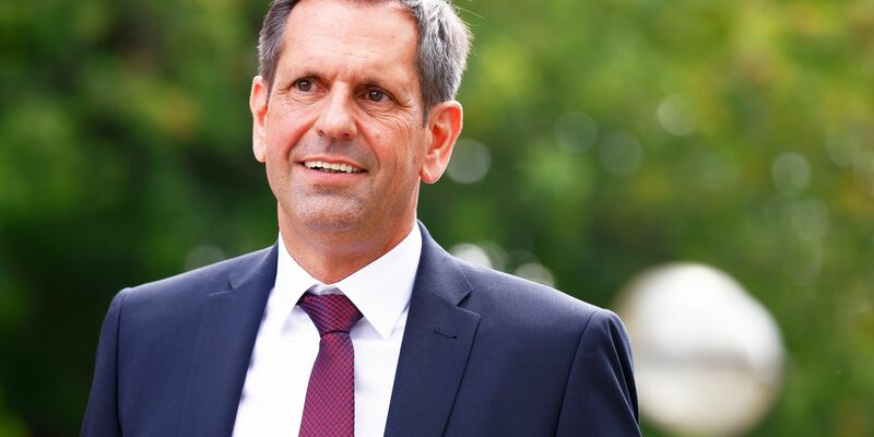 Olaf Lies übernimmt das Amt des Ministerpräsidenten vom langjährigen Regierungschef Stephan Weil. - Foto: Moritz Frankenberg/dpa