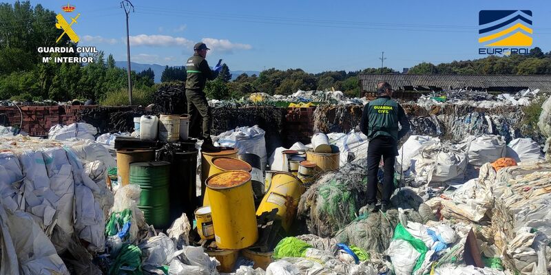 Es geht um mindestens 41.000 Tonnen Plastikmüll. (Foto Handout) - Foto: --/Guardia Civil /dpa