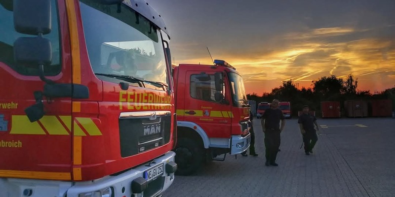 FW Grevenbroich: Feuerwehr sucht Gleitschirmflieger im Kraftwerk Neurath - Foto: presseportal.de