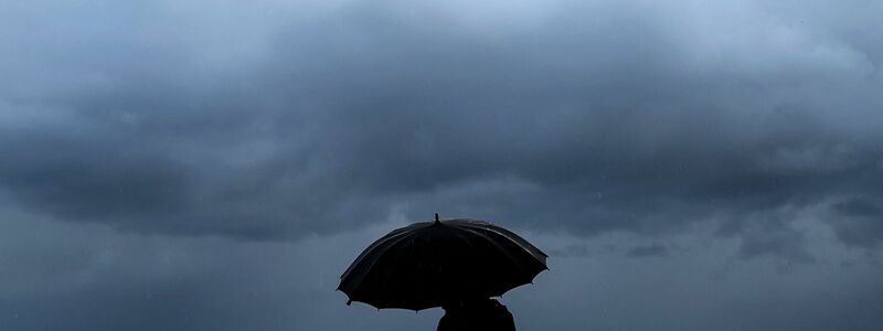 Heftiger Regen fällt an der bei Urlaubern beliebten französischen Mittelmeerküste. (Symbolfoto) - Foto: Valery Hache/AFP/dpa