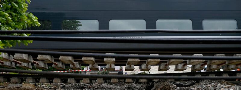 Dieser Zug musste anhalten, weil der Schotter unter den Schienen nach heftigen Regenfällen wegbrach. - Foto: Christophe Archambault/AFP/dpa
