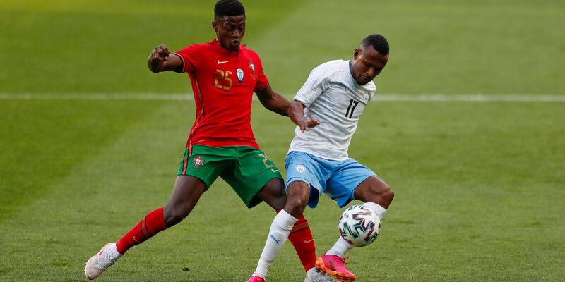 Der israelische Nationalspieler Gadi Kinda (r), hier im Zweikampf mit Portugals Nuno Mendes, ist gestorben. - Foto: Armando Franca/AP/dpa