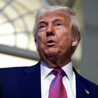 «President Donald J. Trump Boulevard» - die Straße, die zu Trumps Privatclub führt, trägt jetzt seinen Namen. - Foto: Julia Demaree Nikhinson/AP/dpa