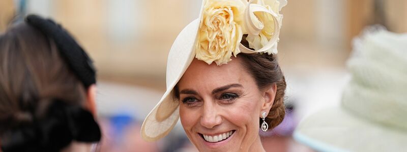 Bei der Gartenparty trug Kate ein pastellgelbes Kleid mit passendem Kopfschmuck, einem sogenannten Fascinator. - Foto: Aaron Chown/PA Wire/dpa