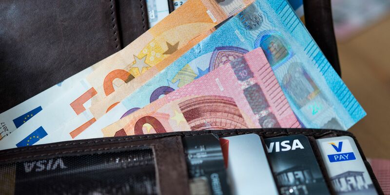 Ein Geldbeutel mit Scheinen und Karten. - Foto: Monika Skolimowska/zb/dpa