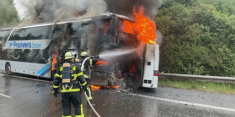 FW-DO: Brennender Reisebus auf B 236 - Foto: presseportal.de