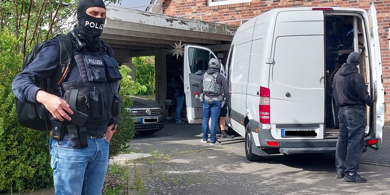 BPOLD-BBS: Schleusungskriminalität - Bundespolizei durchsucht zahlreiche Objekte in neun Bundesländern und vollstreckt drei Haftbefehle - Foto: presseportal.de
